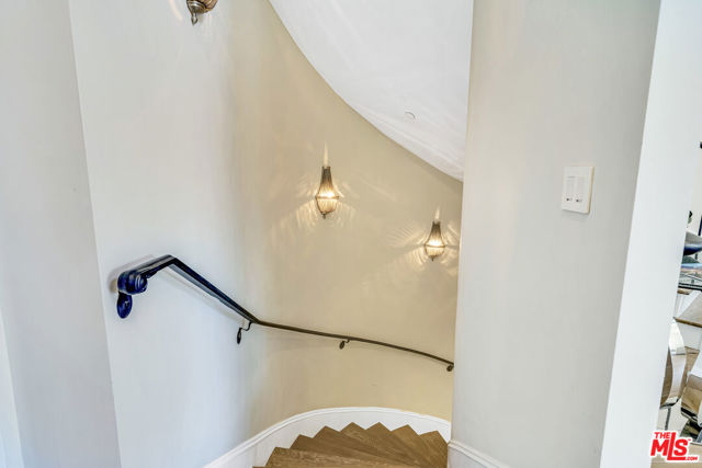 19633 Wells Drive, Tarzana CA: https://media.crmls.org/mediaz/c616d943-c12c-4b1f-9f62-c04554798af5.jpg