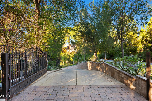 Front Gate Driveway-073-070-4176x2784