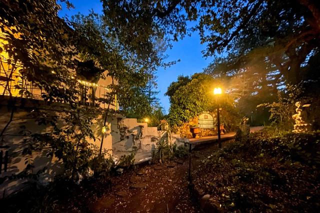 18211 Saratoga Los Gatos Road, Monte Sereno CA: https://media.crmls.org/mediaz/c617301d-8462-43ac-83e1-136138418cb8.jpg