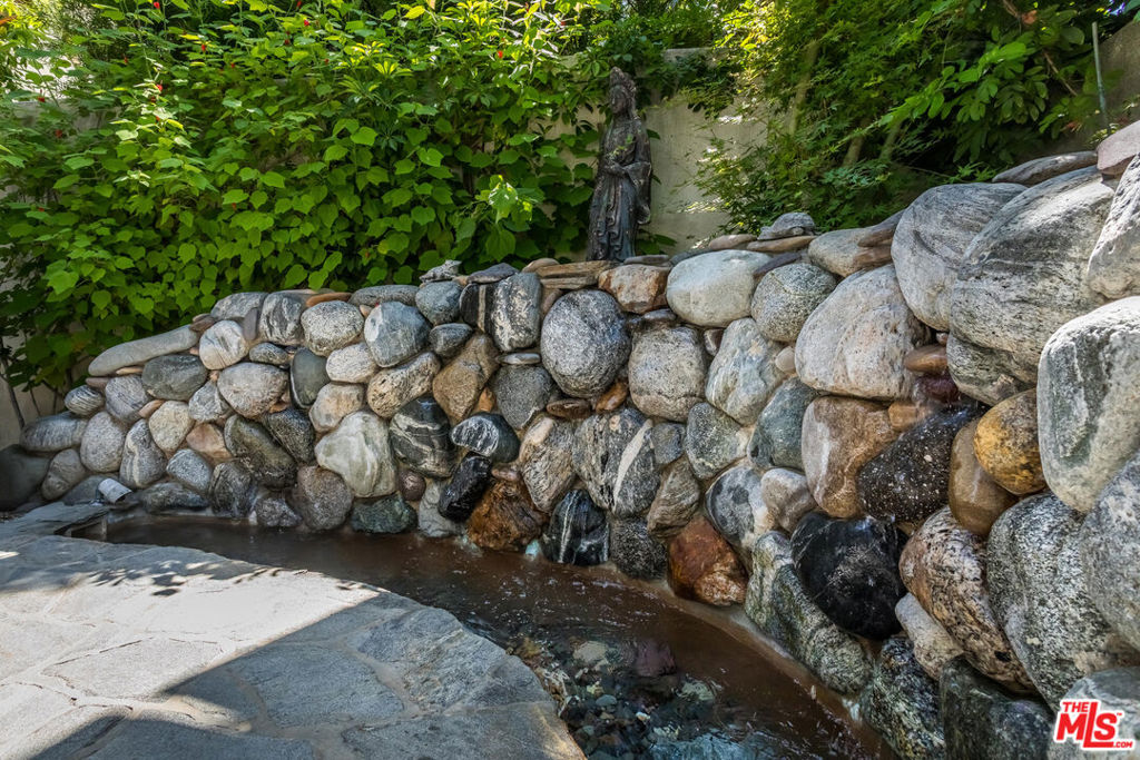 https://media.crmls.org/mediaz/c61747ce-cd86-4be1-9ce3-e1ac49f23f13.jpg?preset=X-Large