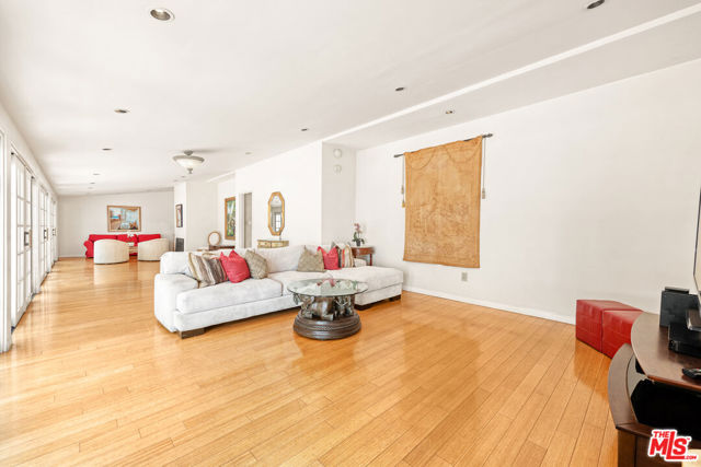 1148 COLDWATER CANYON Drive, Beverly Hills CA: https://media.crmls.org/mediaz/c617be9a-4086-4ce7-963f-b9f051ca3a7e.jpg
