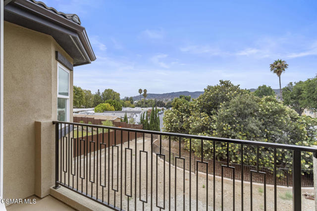 295 Toyon Court, Thousand Oaks CA: https://media.crmls.org/mediaz/c617e4d6-c16f-4c79-a07f-11e4146f0334.jpg