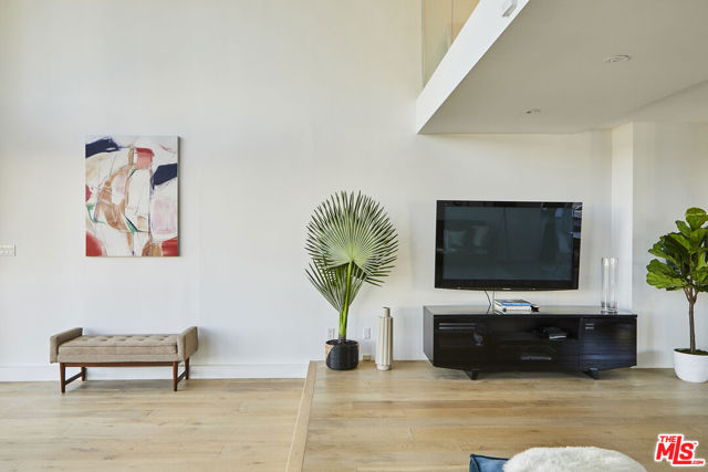 5515 Pacific Avenue, Marina del Rey CA: https://media.crmls.org/mediaz/c6198950-9320-4907-b3ea-37f37ef59d2b.jpg