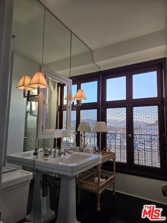 316 N Rossmore Avenue, Los Angeles CA: https://media.crmls.org/mediaz/c619ce8c-63b3-4960-9854-968626cb86c6.jpg