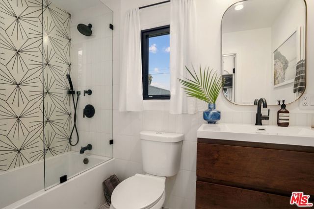 3650 Virginia Road, Los Angeles CA: https://media.crmls.org/mediaz/c61a34e1-6200-4dc4-bb49-a9a294482636.jpg