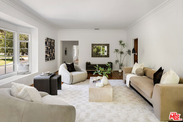 5700 Spring Oak Drive, Los Angeles CA: https://media.crmls.org/mediaz/c61a507f-9770-42d7-877a-8f5f1e4e84de.jpg