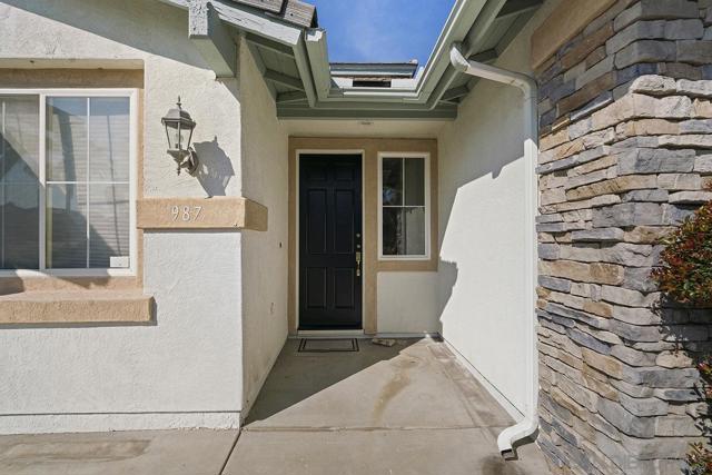 987 Palencia Ct, Chula Vista CA: https://media.crmls.org/mediaz/c61d4fd1-34f8-41ee-a120-5433112d9775.jpg