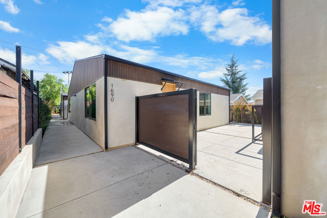 1688 N Sierra Bonita Avenue, Pasadena CA: https://media.crmls.org/mediaz/c61da2e6-3a79-48b5-b30b-32ee43d52070.jpg