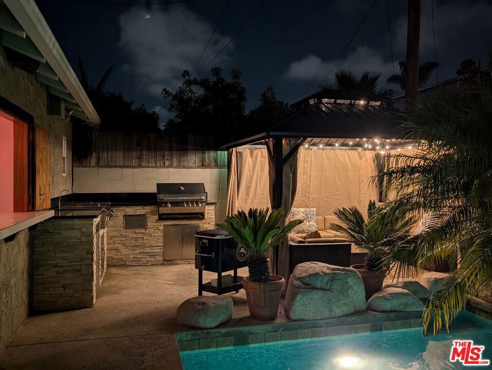 https://media.crmls.org/mediaz/c61dbd87-6e70-4587-9c87-fcf1bdd1c186.jpg?preset=X-Large