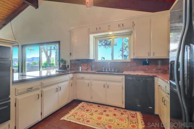 255 Highline Trl, El Cajon CA: https://media.crmls.org/mediaz/c61dc185-4b20-4850-aaff-0f5b1e088a81.jpg