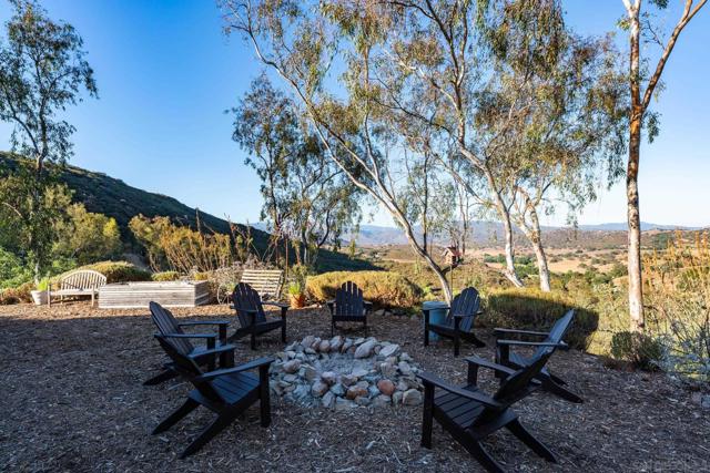 23898 Crown Hill Ln, Escondido CA: https://media.crmls.org/mediaz/c61dfde1-7131-4a59-9b2d-1f1513610e58.jpg