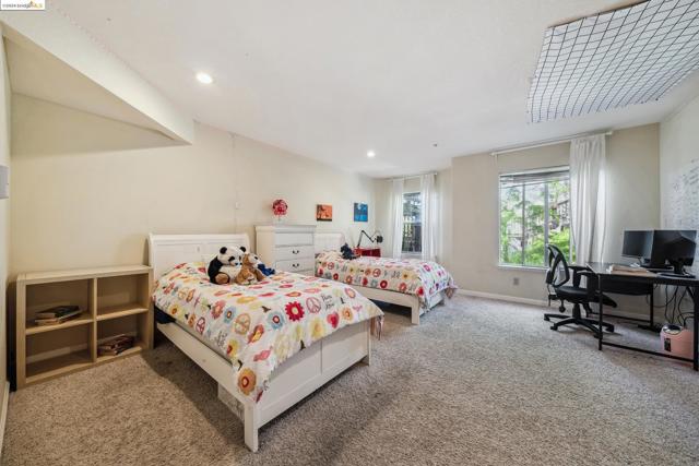 2335 Tunnel Rd, Oakland CA: https://media.crmls.org/mediaz/c61eef43-18bb-4125-9e8f-fae757d98d5f.jpg