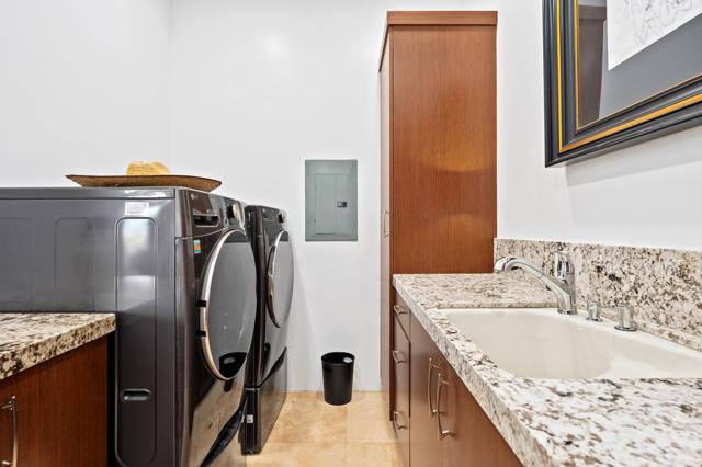 15 Buena Vista Court, Rancho Mirage CA: https://media.crmls.org/mediaz/c61ff91d-0a75-4c0c-9a0b-b86cec0f3643.jpg