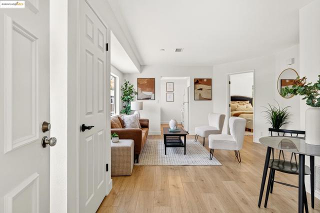 221 Village Pl, Martinez CA: https://media.crmls.org/mediaz/c620c3f8-63b8-48b1-93f7-269f61a06b5c.jpg
