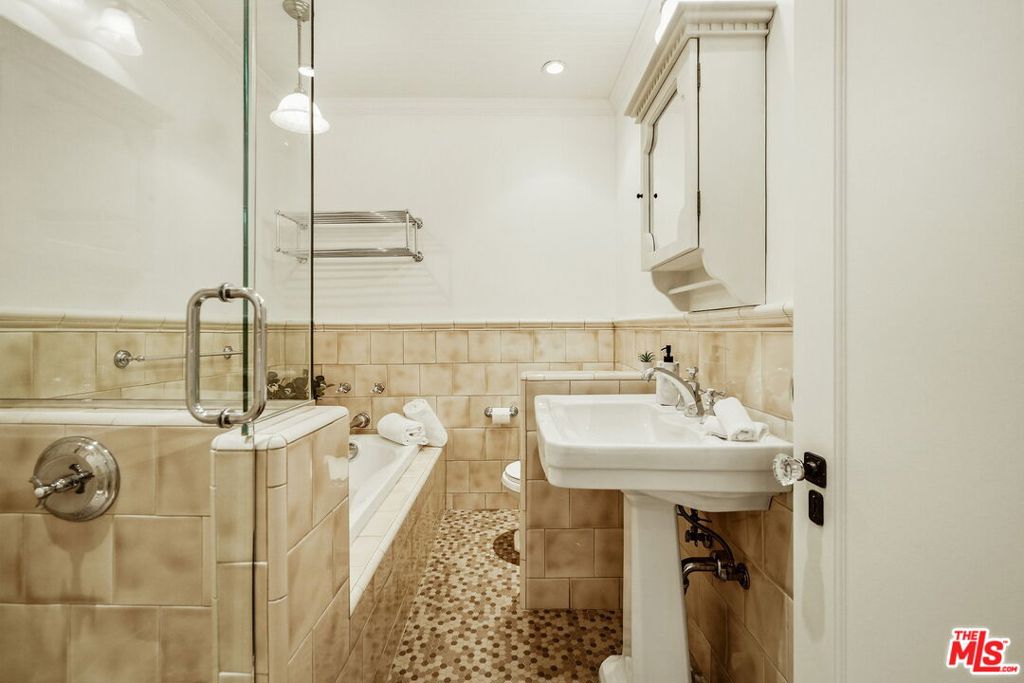 https://media.crmls.org/mediaz/c620e890-aeb3-4301-a869-0f85540de48a.jpg?preset=X-Large