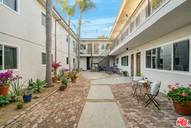 559 Sunset Avenue, Venice CA: https://media.crmls.org/mediaz/c621064d-099e-4f19-aaad-3c04c334f41a.jpg