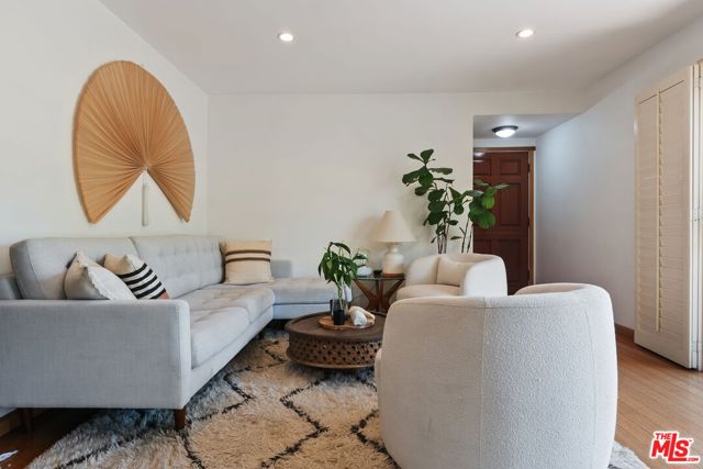 2702 11th Street, Santa Monica CA: https://media.crmls.org/mediaz/c621cf6d-d5b2-4998-9dcb-4abc7cdde0ef.jpg