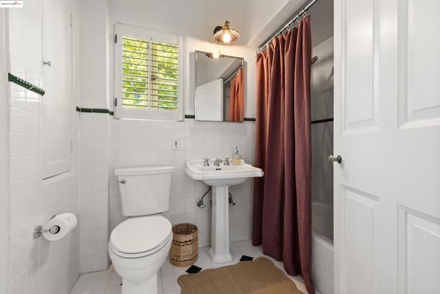 5701 La Salle Ave, Oakland CA: https://media.crmls.org/mediaz/c622b51e-3fe5-4983-b498-9815e36d11f1.jpg
