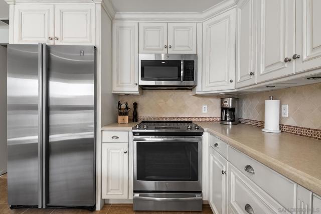 939 Coast Blvd. 5G, La Jolla CA: https://media.crmls.org/mediaz/c624a2ef-a4fc-4135-a59f-4b2053fbde99.jpg