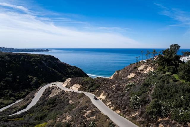 2665 Idle Hour Lane, La Jolla CA: https://media.crmls.org/mediaz/c624e8b5-4c07-48ff-93ea-9a2fd3cf095b.jpg