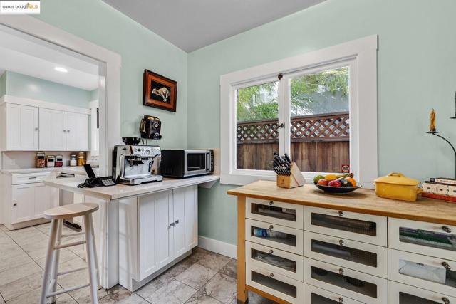 1047 Ranleigh Way, Piedmont CA: https://media.crmls.org/mediaz/c6252af7-941d-4afa-98c1-ca3c7f276554.jpg