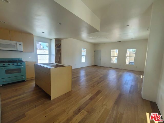 Upstairs 1 bedroom apartment with new everything