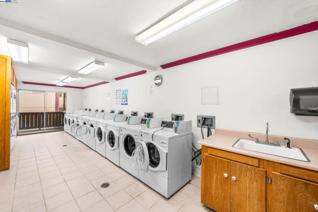 1327 Webster St, Alameda CA: https://media.crmls.org/mediaz/c626ff80-fe73-4302-ad96-18ff7a646d08.jpg