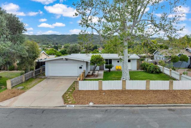 13834 Tobiasson Rd, Poway CA: https://media.crmls.org/mediaz/c627b33f-2349-48d9-84d9-c18c23622d50.jpg