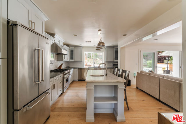 15514 Del Gado Drive, Sherman Oaks CA: https://media.crmls.org/mediaz/c628069d-3a4c-4ff7-a7d8-636a15615cca.jpg