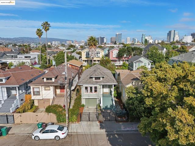 2002 Chestnut St, Oakland CA: https://media.crmls.org/mediaz/c628546d-0d0b-40bb-a78b-33d424006788.jpg