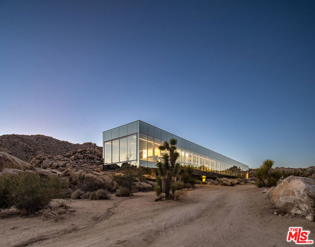 8198 Uphill Road, Joshua Tree CA: https://media.crmls.org/mediaz/c628592e-e7d5-4999-981e-9640ae6fa568.jpg