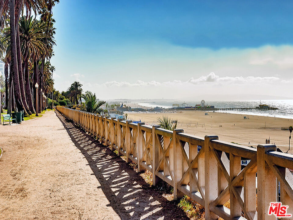 https://media.crmls.org/mediaz/c628dbcd-a827-402d-9b64-77d804757723.jpg?preset=X-Large