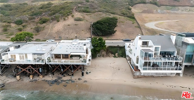 24208 Malibu Road, Malibu CA: https://media.crmls.org/mediaz/c629e646-89ff-4621-924b-096de7c2dcdd.jpg