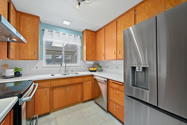 4333 Mount Putman Avenue, San Diego CA: https://media.crmls.org/mediaz/c62a19b6-18b6-4301-920f-e606fef27ba2.jpg