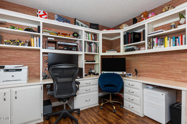 18845 Braemore Road, Porter Ranch CA: https://media.crmls.org/mediaz/c62a60bf-b734-4a01-b7cb-7b6f9c03c4a3.jpg