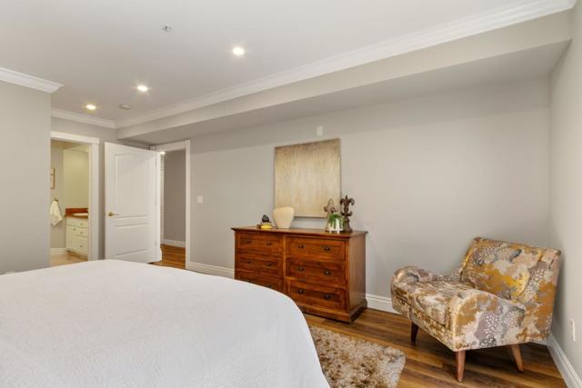 1499 Oak Grove Avenue, Burlingame CA: https://media.crmls.org/mediaz/c62adefc-0c76-4203-b2db-7a95344ddbe7.jpg