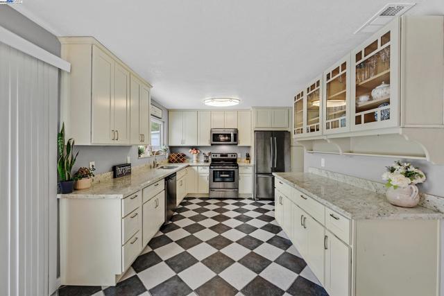 7845 Ironwood Dr, Dublin CA: https://media.crmls.org/mediaz/c62b26ae-d41d-4d98-b084-2f536ffbee50.jpg