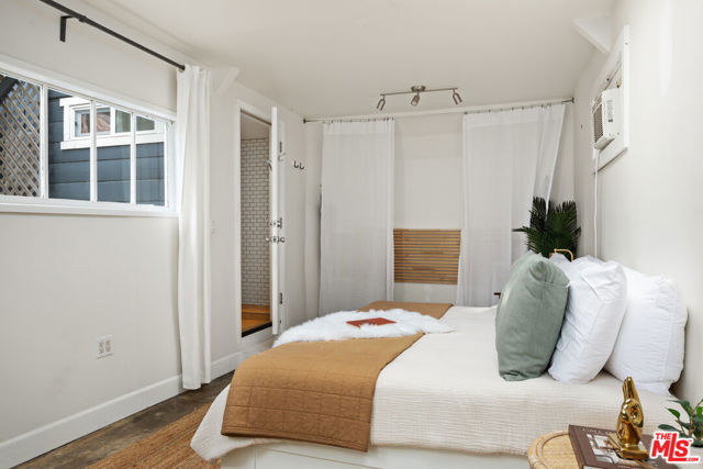 919 Venezia Avenue, Venice CA: https://media.crmls.org/mediaz/c62c29e3-92a6-4cb5-a554-d3411279d468.jpg