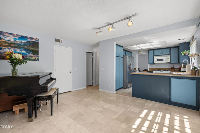 Detail Gallery Image 16 of 30 For 803 Green Valley Dr, Thousand Oaks,  CA 91320 - 4 Beds | 2/1 Baths