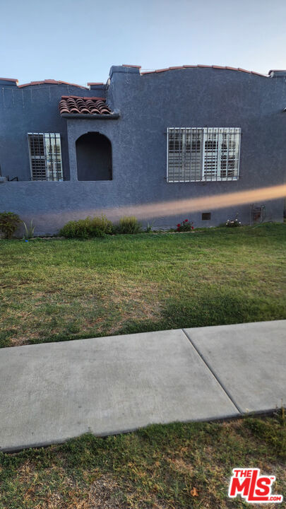 742 E 84th Place, Los Angeles CA: https://media.crmls.org/mediaz/c62c7257-7d56-4273-88ce-c1f0ccba76f8.jpg