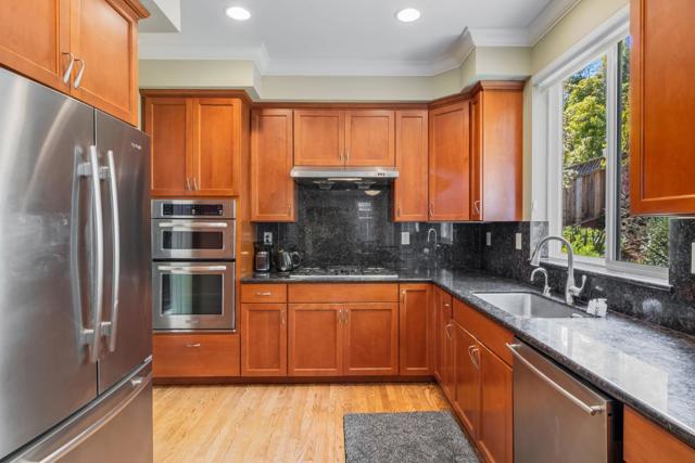 992 Lakeview Way, Redwood City CA: https://media.crmls.org/mediaz/c62cd367-d620-4bca-9321-1e84ab5b5811.jpg