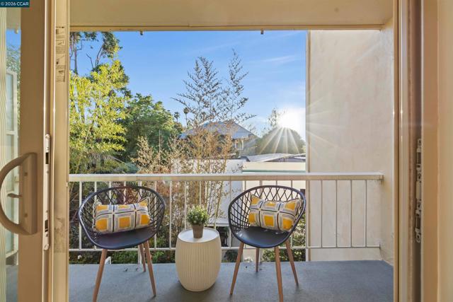 590 El Dorado Ave, Oakland CA: https://media.crmls.org/mediaz/c62e1df1-8947-4b8a-b9a0-1648de12cfef.jpg