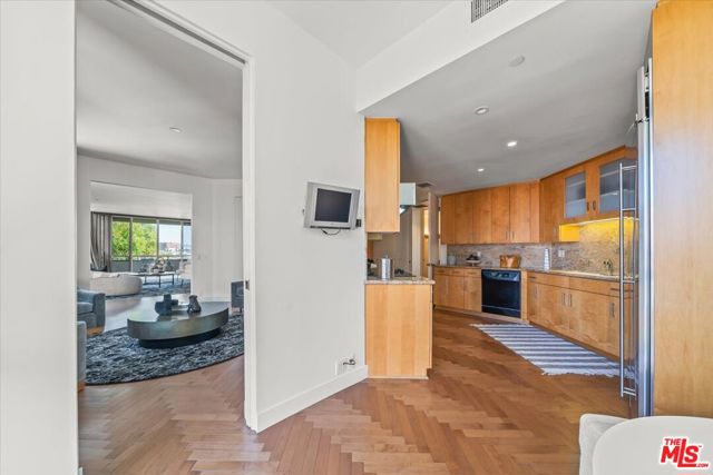 300 N Swall Drive, Beverly Hills CA: https://media.crmls.org/mediaz/c62e4dd6-bf0d-42aa-8d41-a6ed557325a4.jpg
