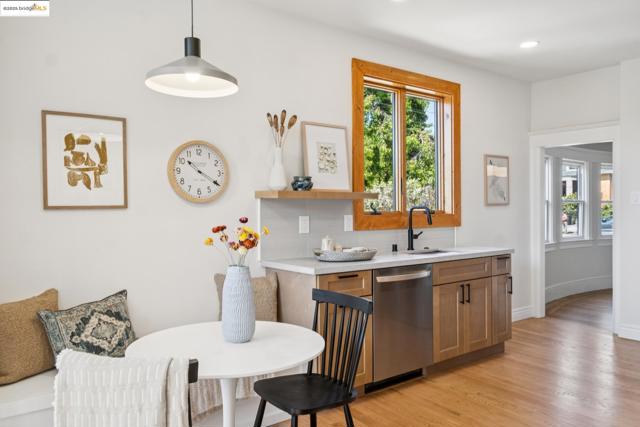 327 Hudson St, Oakland CA: https://media.crmls.org/mediaz/c62e6615-7590-4824-bae1-121ffa062af9.jpg