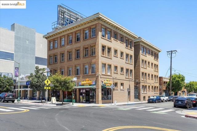 498 25th Street, Oakland CA: https://media.crmls.org/mediaz/c63008a2-d006-4d76-aebf-a62b6ebddead.jpg