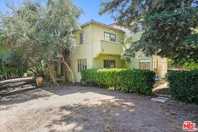 2515 N Commonwealth Avenue, Los Angeles CA: https://media.crmls.org/mediaz/c6301fd7-4a3a-41a9-a84f-9171687554ef.jpg