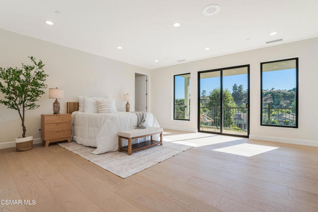 252 Capri Drive, Simi Valley CA: https://media.crmls.org/mediaz/c63031cb-87d0-4ea9-b784-b2a8a86baffe.jpg