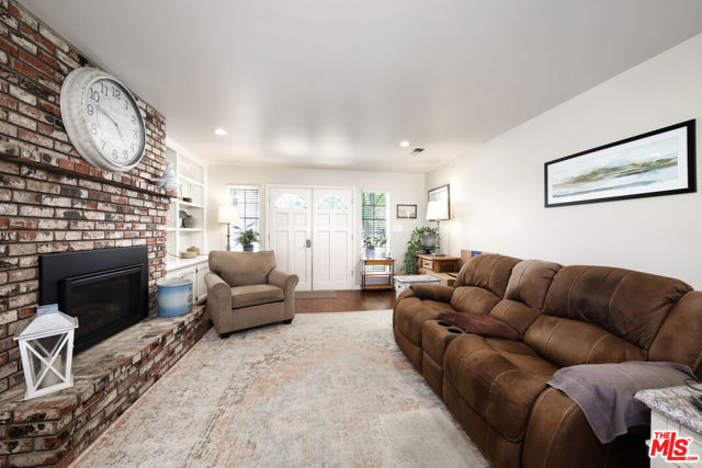 7200 Clifftop Way, Bakersfield CA: https://media.crmls.org/mediaz/c630dc6e-29bd-4f2d-ad53-e30c6e79b82d.jpg