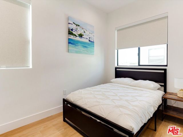 2815 1/2 S Redondo Boulevard, Los Angeles CA: https://media.crmls.org/mediaz/c631df20-5cea-40c8-b5b2-600311cb5b36.jpg