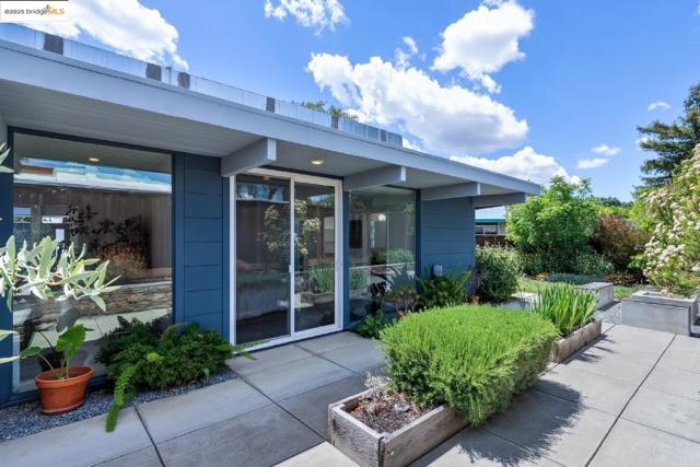 4003 Santa Fe CT, Concord CA: https://media.crmls.org/mediaz/c6341515-cc2c-4366-aedb-70f1ffb21865.jpg